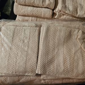 Brand new in packaging  towel set 8 piece Light Coral